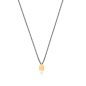 Preview: Die faszinierende Halskette von Krinaki Jewelry mit quadratischem Anhänger aus mattem Gold, und weiß-schimmernde Perle wartet schon im Perlenmarkt-Onlineshop auf Dich! Jetzt entdecken!