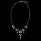 Preview: Die zauberhafte, filigrane Blüten-Halskette mit leuchtenden Blumen und zierlichen Blättern wartet schon im Perlenmarkt OnlineShop auf Dich! Jetzt Entdecken!
