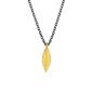 Preview: An einer feinen Gliederkette aus geschwärztem Silber hängt ein ein einzelner Anhänger in Form einer oval geschwungenen Feder aus 14 Karat Gold (585). Krinaki Goldschmuck wird in in eigener Werkstatt in Athen handgefertigt.