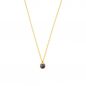 Preview: Die wunderschöne, elegante Halskette von Krinaki Jewelry mit rundem, schlichtem Anhänger aus blauem Iolith in goldener Fassung wartet schon im Perlenmarkt OnlineShop auf Dich! Jetzt entdecken!