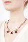 Preview: Die Himbeer Halskette besteht aus einer leuchtend roten Granat-Perlenkette, die in der Mitte in drei  naturechten Himbeeren zusammengeht. Die Himbeeren sind aus ca. 20 Granat-Perlen und hängen von jeweils zwei feinst gearbeiteten bronzenen Blättern.