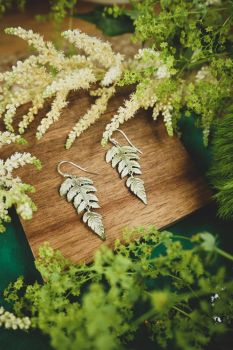 Diese eleganten und filigranen Farn Ohrringe entstehen aus den Abdrücken echter Farnwedel und warten schon im Perlenmarkt OnlineShop auf Dich! Jetzt entdecken!