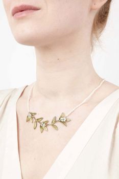 Die bezaubernde Perlen-Halskette hat einen feinen, eleganten Myrte-Zweig mit leichten Blüten aus schimmernden Perlen und kleinen Blättern aus handpatinierter Bronze als Anhänger und wartet schon im Perlenmarkt auf Dich!
