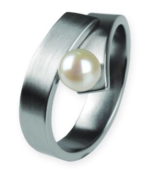 Wunderschöner Ring mit verspielter Form und kleiner Perle. Ernstes Design Schmuck wird in Deutschland in einer eigenen Manufaktur gefertigt. Jetzt versandkostenfrei im Perlenmarkt OnlineShop!