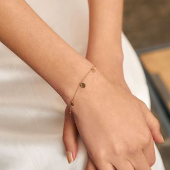 Preview: Das herrliche Armband von LECARRÈ aus 18 kt Gold mit verspielten Plättchen wartet schon im Perlenmarkt OnlineShop auf Dich! Jetzt entdecken!