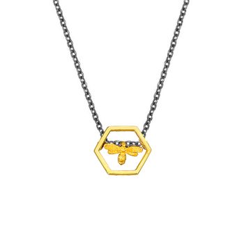 Diese honigsüße Halskette aus Schwarzem Silber hat eine summende kleine Biene in einer sechseckigen Wabe aus Gold als Anhänger. Die Wabe ist als Kontur angelegt in deren Mitte die Biene sitzt. Handgefertigt in Athen aus Sterling Silber und 14 kt Gold.