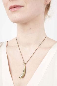Die verspielte Halskette aus Bronze hat eine zauberhafte Erbsenschote mit vier schimmernden Perlen als Anhänger und wartet schon im Perlenmarkt auf Dich! Jetzt entdecken!