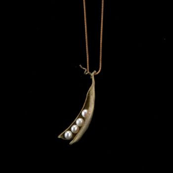 Diese verspielte Halskette aus handpatinierter Bronze hat eine zauberhafte Erbsenschote mit vier schimmernden Perlen als Anhänger. Die Schote ist geöffnet und die Perlen liegen frei sichtbar an ihrem unteren Ende. Handgefertigt in New York.