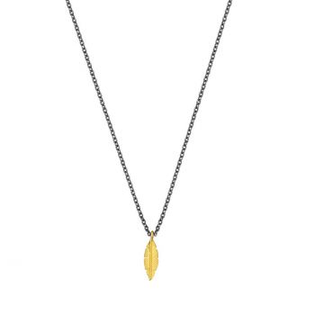 Preview: Diese wunderschöne, leichte Halskette von Krinaki Jewelry hat eine zauberhafte, goldene Feder als Anhänger und wartet schon im Perlenmarkt Onlineshop auf Dich! Jetzt entdecken!