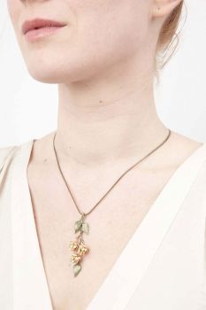 Die fantastische Halskette mit wunderschön gearbeitetem Hopfenzweig aus Gold und Bronze wartet schon im Perlenmarkt OnlineShop auf Dich! Jetzt entdecken!
