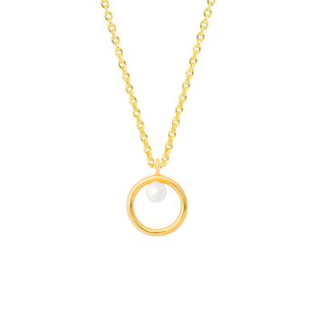 Diese edle Halskette hat einen eleganten, goldenen Ring mit Perle als Anhänger. Der schmale Ring hängt an einer frei laufenden Öse. Die Perle sitzt im Inneren des Rings direkt unter der Öse. Aus 14 kt Gold von Krinaki Jewelry in Athen handgefertigt.