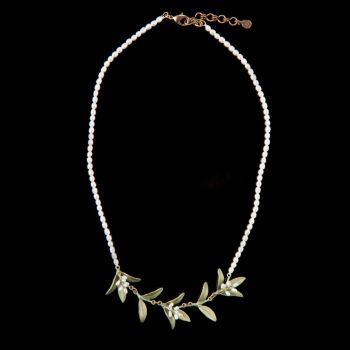 Die bezaubernde Halskette mit blühendem Myrte-Zweig aus handpatinierter Bronze und Perlen wartet schon im Perlenmarkt OnlineShop auf Dich! Jetzt entdecken!