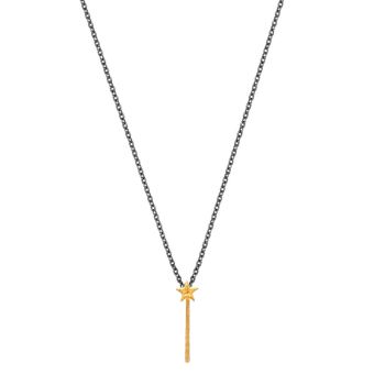 Die magische Halskette aus geschwärztem Silber mit goldenem Sternen-Zauberstab Anhänger wartet schon im Perlenmarkt-Onlineshop auf Dich! Jetzt entdecken!