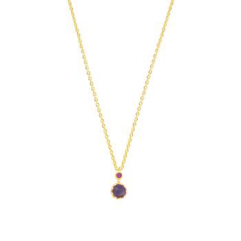 Die stilvolle, goldene Halskette von Krinaki Jewelry trägt einen magisch-schönen Iolith in gezackter Fassung mit einem kleinen Rubin als Begleiter und wartet schon im Perlenmarkt OnlineShop auf Dich! Jetzt entdecken!
