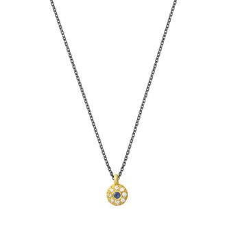 Die elegante, edle Halskette mit leuchtendem Saphir  umgeben von funkelnden Zirkonias auf einem rundem Anhänger wartet schon im Perlenmarkt auf Dich! Jetzt entdecken!