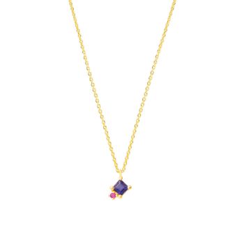 Die stilvolle goldene Halskette von Krinaki mit elegantem Quadraten aus Iolith und Rubin als Anhänger wartet schon im Perlenmarkt auf Dich! Jetzt entdecken!