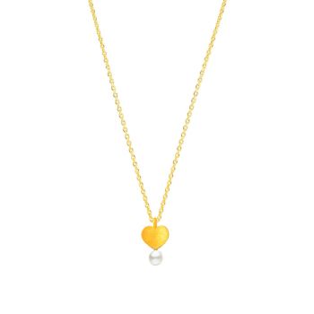 Die zauberhafte Halskette von Krinaki Jewelry hat ein goldenes Herz, eine schimmernde kleine Perle und wartet schon im Perlenmarkt OnlineShop auf Dich! Jetzt entdecken!