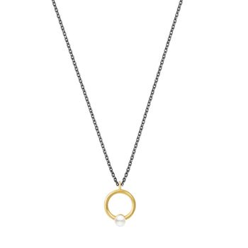 Die feine Gliederkette aus schwarzem Silber mit elegantem goldenem Kreis-Anhänger mit schimmernder Perle wartet schon im Perlenmarkt OnlineShop auf Dich!