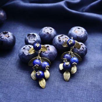Preview: Bezaubernde Ohrstecker mit Blaubeeren aus handpatinierter Bronze mit dunkelblauem Aventurin. Michael Michaud Schmuck wird in New York handgefertigt. Jetzt versandkostenfrei im Perlenmarkt OnlineShop bestellen!