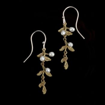 Fantastische Carolina Ohrhänger von Michael Michaud. Die Ohrhänger selbst sind aus Silber und enden in einem langen Zweig mit 6 kleinen Blättern aus Bronze und drei kleinen Blüten, bestehend aus je einer Süßwasserperle.