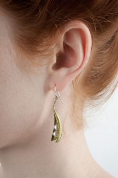 Im Inneren der zuckersüßen Erbsenschoten Ohrhänger aus handpatinierter Bronze von Michael Michaud liegen leuchtend zwei wunderschöne Perlen. Die Ohrringe warten schon im Perlenmarkt OnlineShop auf Dich! Jetzt entdecken und versandkostenfrei bestellen!