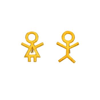 Die zauberhaften Ohrstecker von Krinaki Jewelry bestehen aus einem verspielten Duo aus  Strichfrau und Strichmännchen. Die Figuren sind einzeln auf dem Ohrstecker, also jeweils eine Figur für ein Ohrloch. Handgefertigt aus 14 kt Gold in Athen.