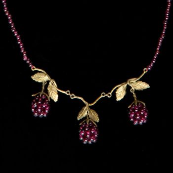 Fruchtige Halskette aus leuchtenden Granat-Perlen und reifen Granat-Himbeeren mit Blättern aus handpatinierter Bronze. Michael Michaud Schmuck wird in New York handgefertigt. Für dieses Collier werden nur Bronze und Natursteine verwendet.