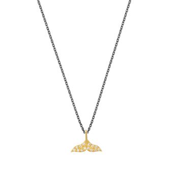 Die wunderschöne Halskette von Krinaki Jewelry aus geschwärztem Sterling Silber mit funkelnder, goldener Schwanzflosse eines Wals wartet schon im Perlenmarkt OnlineShop auf Dich! Jetzt entdecken!