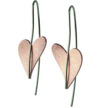 Wunderschöne Ernstes Design Ohrringe mit rotgoldenen und brillant-besetzten Herzen. Ernstes Design Ohrringe werden in Deutschland in einer eigenen Manufaktur gefertigt. Jetzt versandkostenfrei im Perlenmarkt OnlineShop bestellen!