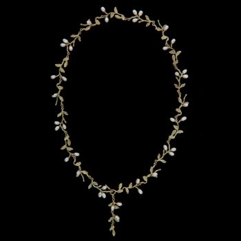 Das Carolina Collier besteht aus fein rankenden, kleinen Blättern, die Umlaufend vom Verschluss ausgehend in einem leichten Y enden und mit über 40 Perlen durchsetzt sind. Die einzelnen Element sind mit leichten Ösen verbunden.