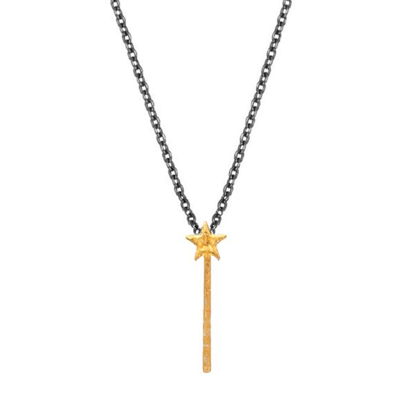 An einer feinen, schwarze Gliederkette hängt ein magisch-schöner Sternen-Zauberstab Anhänger aus 14 kt. Gold. Der Zauberstab hat einen Stern als Kopf an dessen Rückseite sich die Öse für die Kette befindet. Das Schmuckstück wird in Athen handgefertigt.