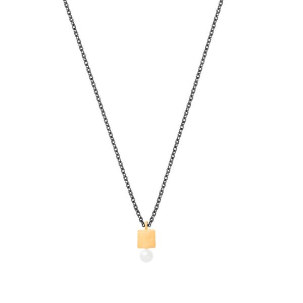 Die faszinierende Halskette von Krinaki Jewelry mit quadratischem Anhänger aus mattem Gold, und weiß-schimmernde Perle wartet schon im Perlenmarkt-Onlineshop auf Dich! Jetzt entdecken!