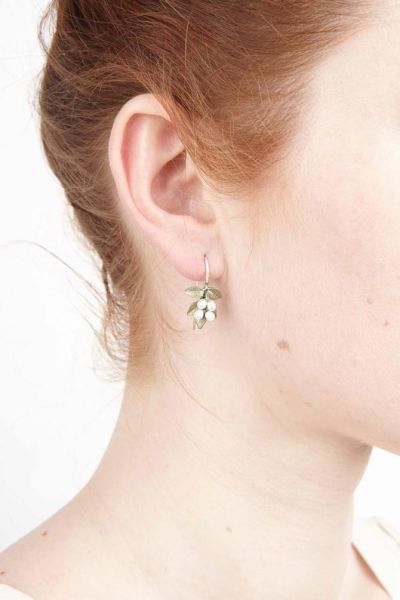 Diese fantastischen Ohrhänger von Michael Michaud tragen zauberhafte Myrte-Zweige aus handpatinierter Bronze mit schimmernden Perlen-Beeren und warten schon im Perlenmarkt OnlineShop auf Dich! Jetzt entdecken!