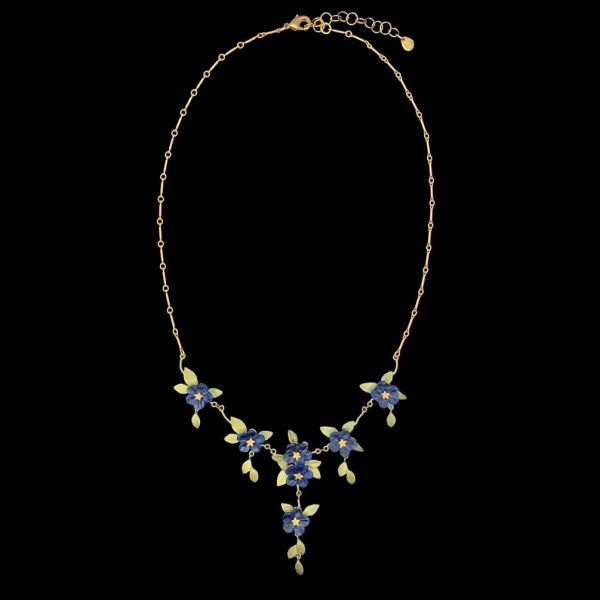 Die zauberhafte, filigrane Blüten-Halskette mit leuchtenden Blumen und zierlichen Blättern wartet schon im Perlenmarkt OnlineShop auf Dich! Jetzt Entdecken!