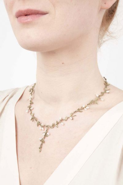 Fantastisches Collier mit zauberhaften, feinen Blättern aus Bronze und zarten Blüten aus schimmernden Perlen: Jetzt versandkostenfrei im Perlenmarkt OnlineShop!