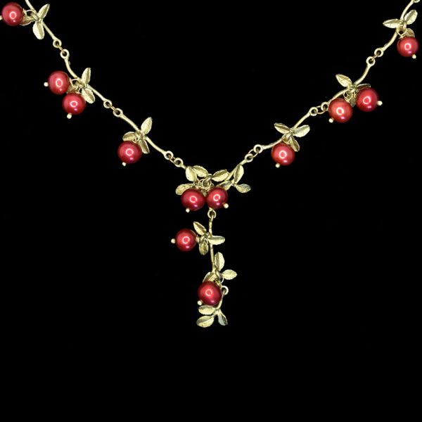 Dieses wunderschöne Collier setzt sich aus kleinen Cranberry-Zweigen mit leuchtenden Beeren aus Perlen und filigranen Blättern aus handpatinierter Bronze zusammen. Am Collier hängt zentral ein Zweig mit etwa 4,5 cm Länge. Handgefertigt in New York.