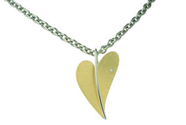 Edler Anhänger in Herzform aus vergoldetem Edelstahl mit Brillant. Ernstes Design Schmuck wird in Deutschland aus hochwertigen Materialien gefertigt: Jetzt versandkostenfrei im Perlenmarkt OnlineShop bestellen!
