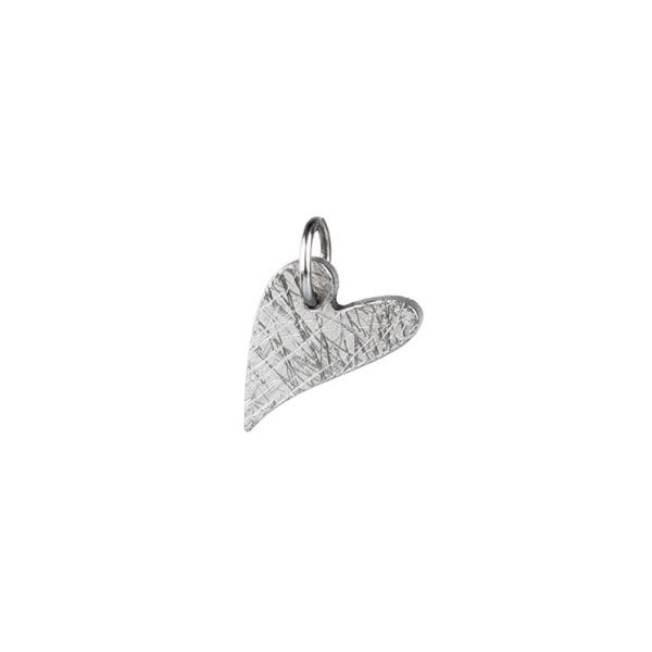 Süßes, kleines Herz aus Edelstahl mit gebürstetem Oberflächen-Finish. Ernstes Design Schmuck wird in Deutschland in einer eigenen Manufaktur gefertigt. Jetzt versandkostenfrei im Perlenmarkt OnlineShop bestellen!