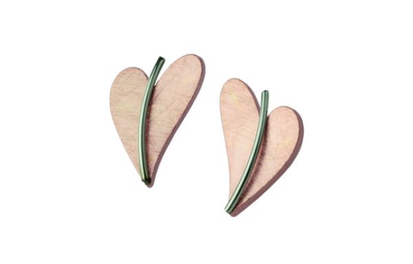 Zuckersüße Ohrstecker mit zierlichen, rotgoldenen Herzen. Ernstes Design Schmuck wird in Deutschland in einer eigenen Manufaktur gefertigt. Jetzt versandkostenfrei im Perlenmarkt OnlineShop bestellen!