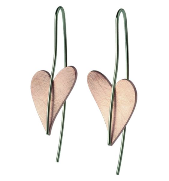 Romantische Ohrringe mit stilvollen, rotgoldenen Herzen an verspielten Stahlbügeln. Ernstes Design Ohrringe werden in Deutschland in einer eigenen Manufaktur gefertigt. Jetzt versandkostenfrei im Perlenmarkt OnlineShop bestellen!