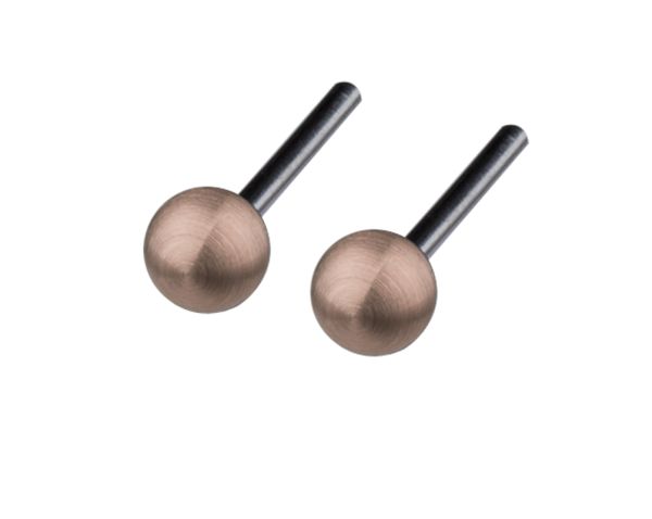 Der rotgoldene Klassiker unter den Ernstes Design Ohrringen: Entzückend schlicht mit kleinen Kugeln, perfekt für jedes Ohr. In Deutschland in einer eigenen Manufaktur gefertigt, jetzt versandkostenfrei im Perlenmarkt OnlineShop bestellen!