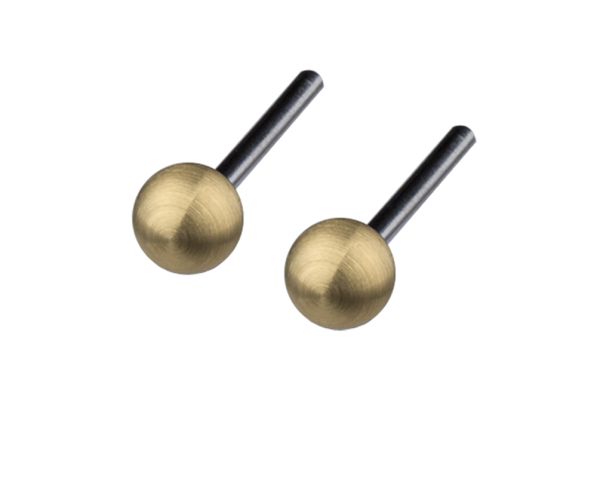 Entzückende Ernstes Design Ohrringe mit eleganten kleinen, gelbgoldenen Kugeln. Ernstes Design Schmuck wird in Deutschland in einer eigenen Manufaktur gefertigt. Jetzt versandkostenfrei im Perlenmarkt OnlineShop bestellen!