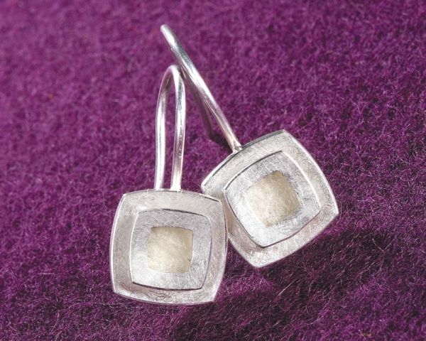 Süße Ohrringe mit verspieltem Retro-Design: Jetzt versandkostenfrei im Perlenmarkt! Filzis Schmuck ist verwandelbar: Mit den auswechselbaren Filzpads können Sie Ihre Filzis Ohrringe im Handumdrehen auf Ihr Outfit abstimmen.
