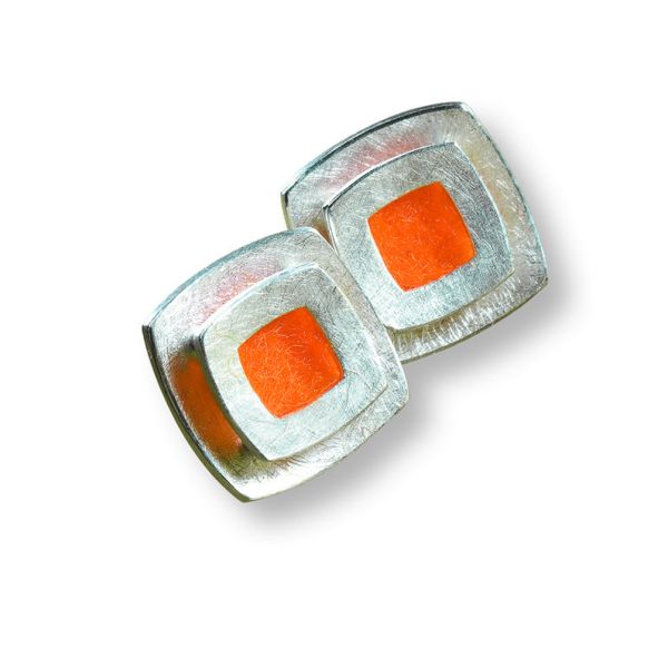 Entzückende Ohrringe in verspieltem Retro-Design: Jetzt versandkostenfrei im Perlenmarkt OnlineShop bestellen! Filzis Schmuck ist verwandelbar: Mit den auswechselbaren Filzpads können Sie Ihre Filzis Ohrringe im Handumdrehen auf Ihr Outfit abstimmen.