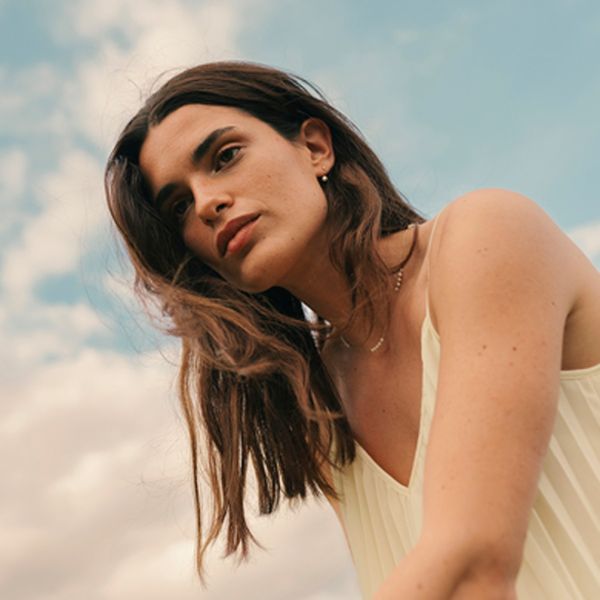 Die umwerfend schönen Ohrstecker aus 18 kt Gold mit funkelnden Diamanten und schwebenden Perlen warten schon im Perlenmarkt OnlineShop auf Dich! Jetzt entdecken!