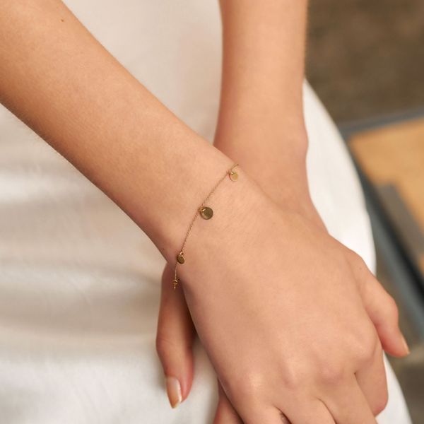 Das herrliche Armband von LECARRÈ aus 18 kt Gold mit verspielten Plättchen wartet schon im Perlenmarkt OnlineShop auf Dich! Jetzt entdecken!
