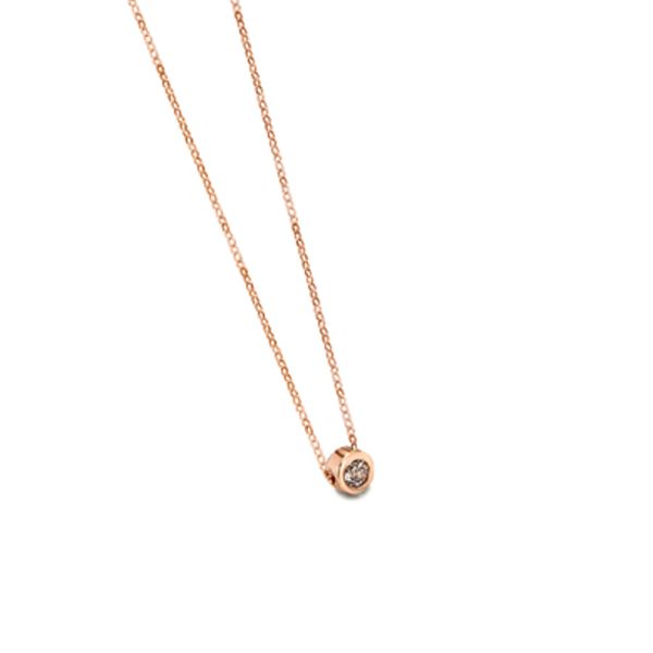 Die hinreißende und elegante Gliederkette besteht aus 18 kt Roségold, ist zauberhaft leicht und einfach wunderschön. Sie trägt einen braunen Diamanten im Brillantschliff mit kreisrunder Fassung aus Roségold. Der Anhänger läuft frei auf der Kette.