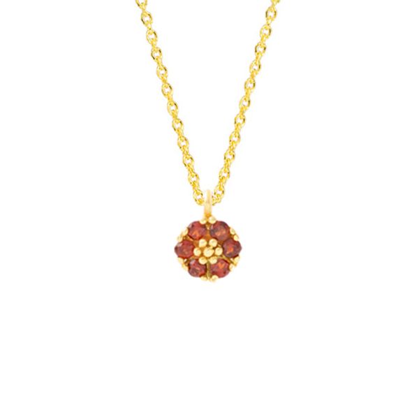 An dieser feinen, goldenen Gliederkette hängt eine hinreißende, dunkelrote Blüte aus funkelndem Granat. Die runde Blüte ist aus sechs Blätter, bestehend aus je einem facettiertem in Gold gefasstem Granat-Stein, zusammengesetzt. Handgefertigt in Athen.