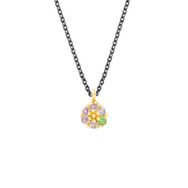 An dieser feinen Gliederkette hängt eine entzückende Blüte aus funkelnden Edelsteinen. Die runde Blüte ist aus sechs Blättern, bestehend aus 5 facettierten in Gold gefassten Iolithen und einem Tsavorit, zusammengesetzt. Handgefertigt aus 14 kt Gold.