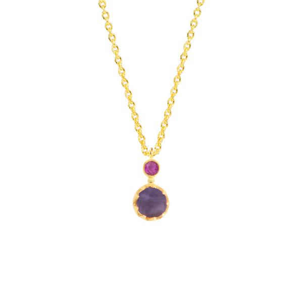 Die goldene Gliederkette hat einen Anhänger aus zwei runden Edelsteinen mit Cabochon-Schliff. Der kleine, rote Rubin liegt an der Öse an und der größere, blaue Iolith mit gezackter Fassung folgt darunter. Aus 14 Karat Gold in Athen handgefertigt.